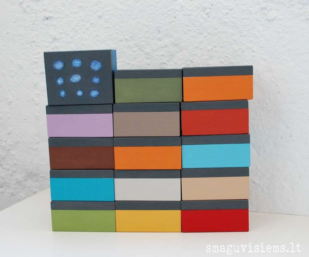 spalvotos medinės dėžutės, išpieštais dangteliais