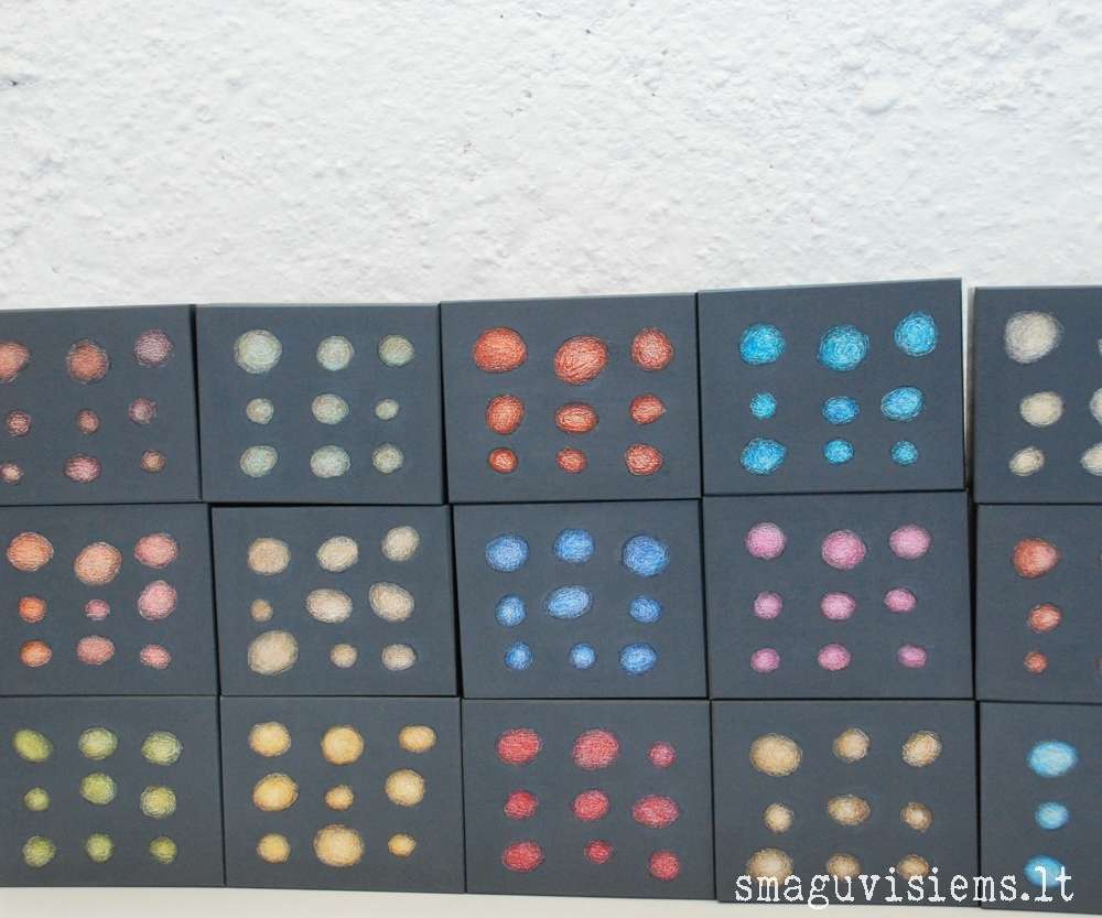 spalvotos medinės dėžutės, išpieštais dangteliais