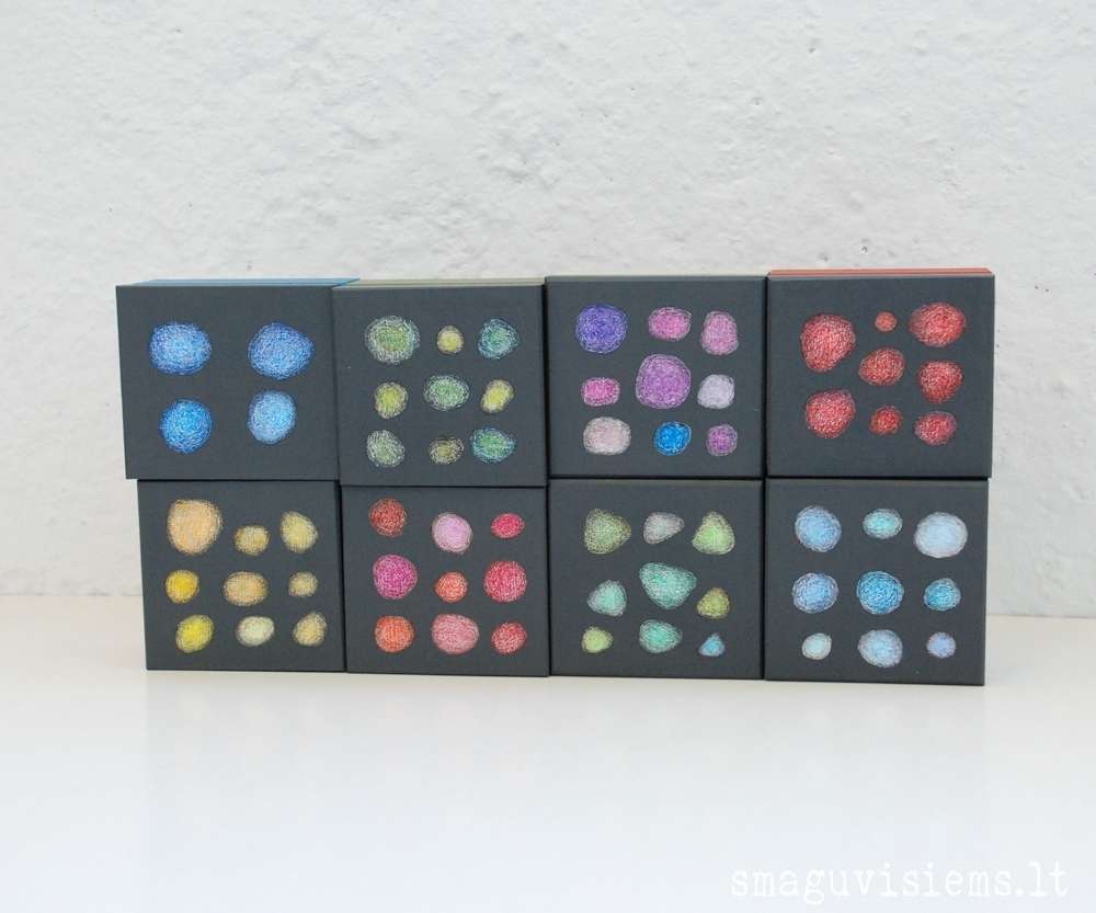 spalvotos medinės dėžutės, išpieštais dangteliais