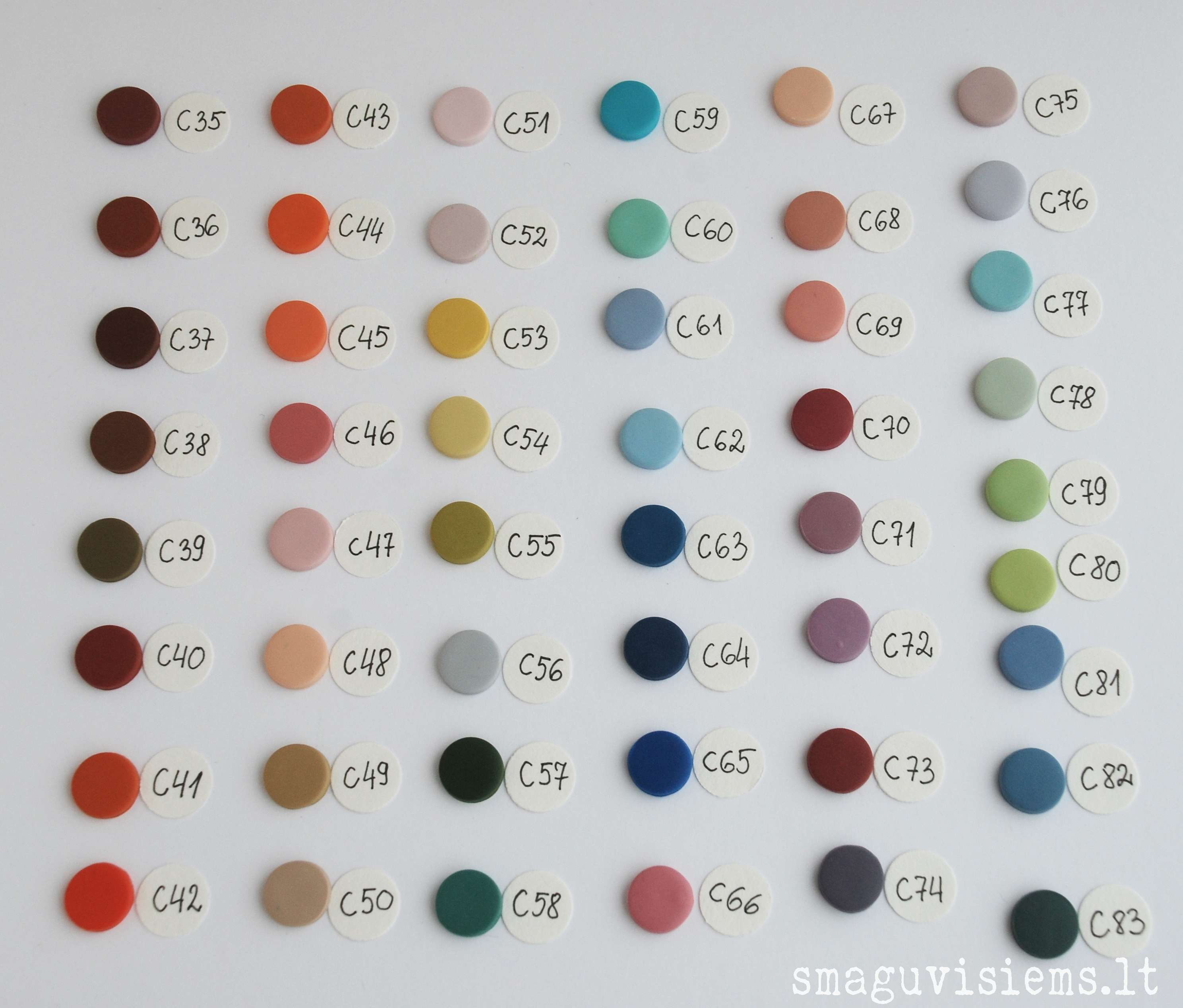 užsakomų rankų darbo sagų spalvų pavyzdžiai