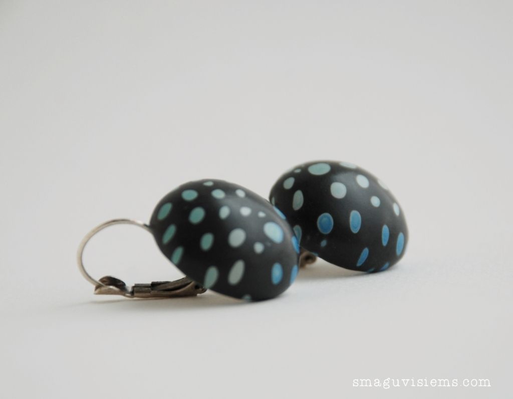 rankų darbo auskarai su polimerinio molio kabošonu