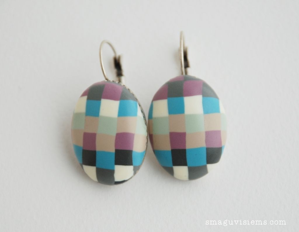 rankų darbo auskarai su polimerinio molio kabošonu