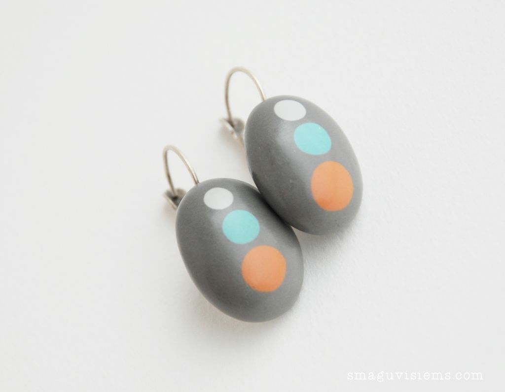 rankų darbo auskarai su polimerinio molio kabošonu