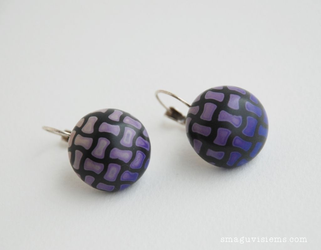 rankų darbo auskarai su polimerinio molio kabošonu