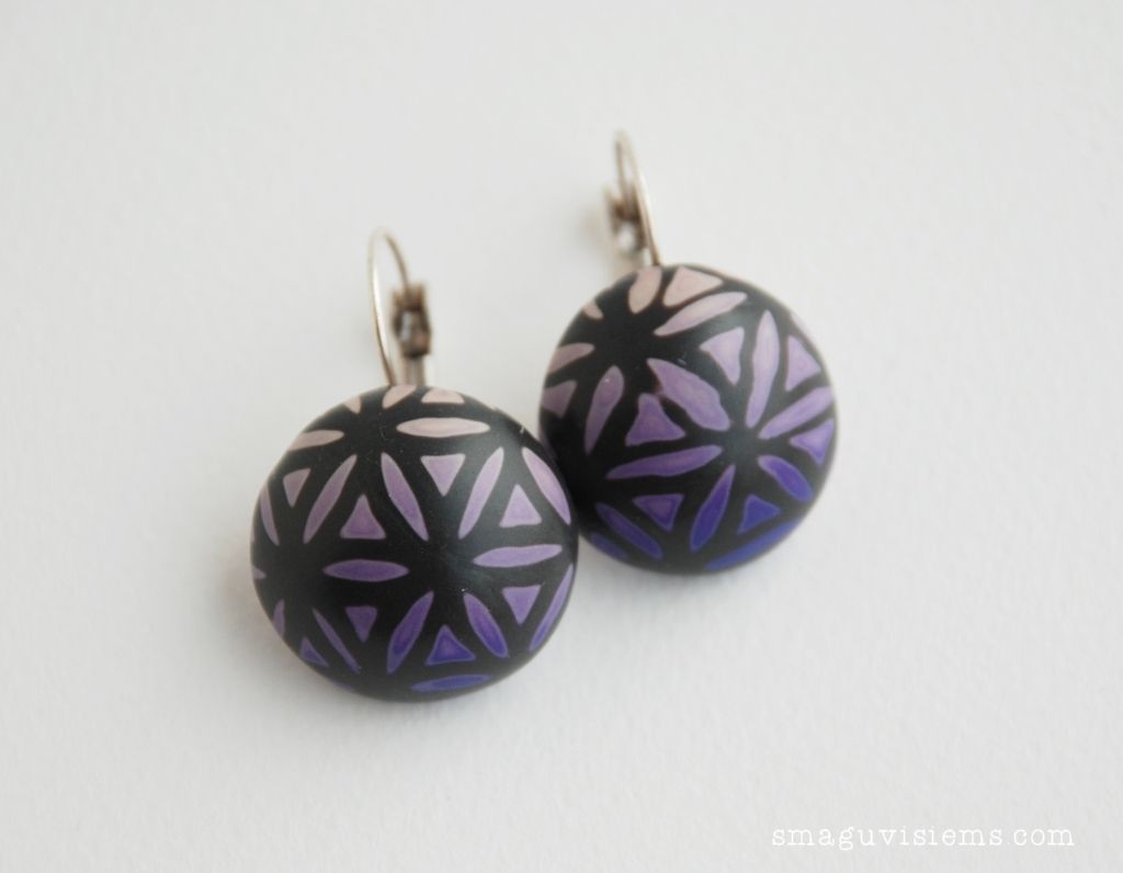 rankų darbo auskarai su polimerinio molio kabošonu