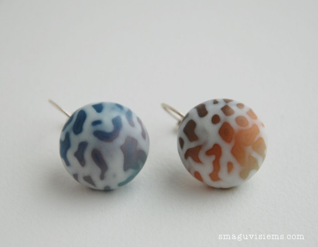 rankų darbo auskarai su polimerinio molio kabošonu