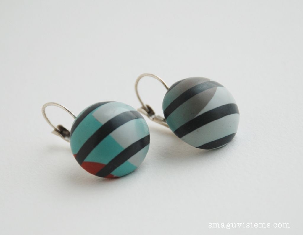 rankų darbo auskarai su polimerinio molio kabošonu