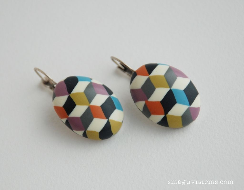 spalvoti rankų darbo auskarai su polimerinio molio kabošonu