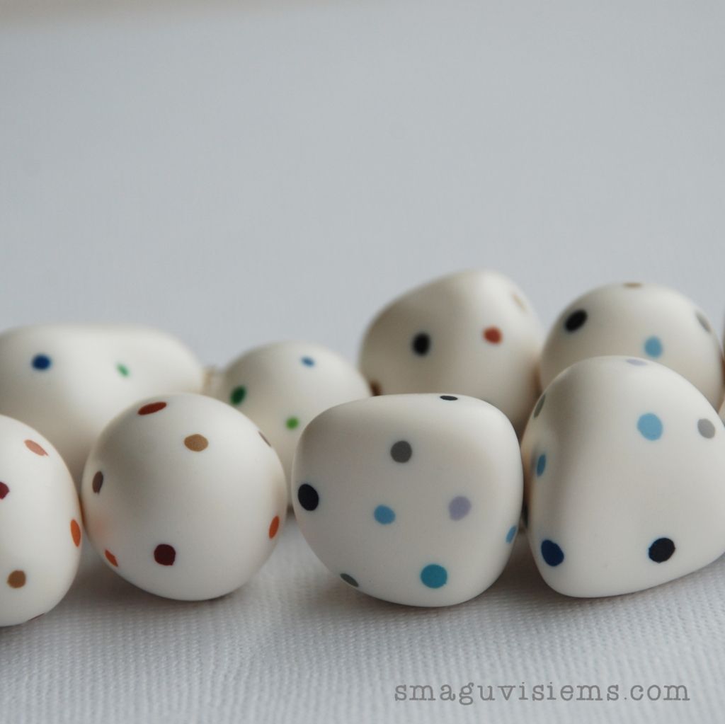 Rankų darbo švelnūs taškuoti auskarai akmenukai