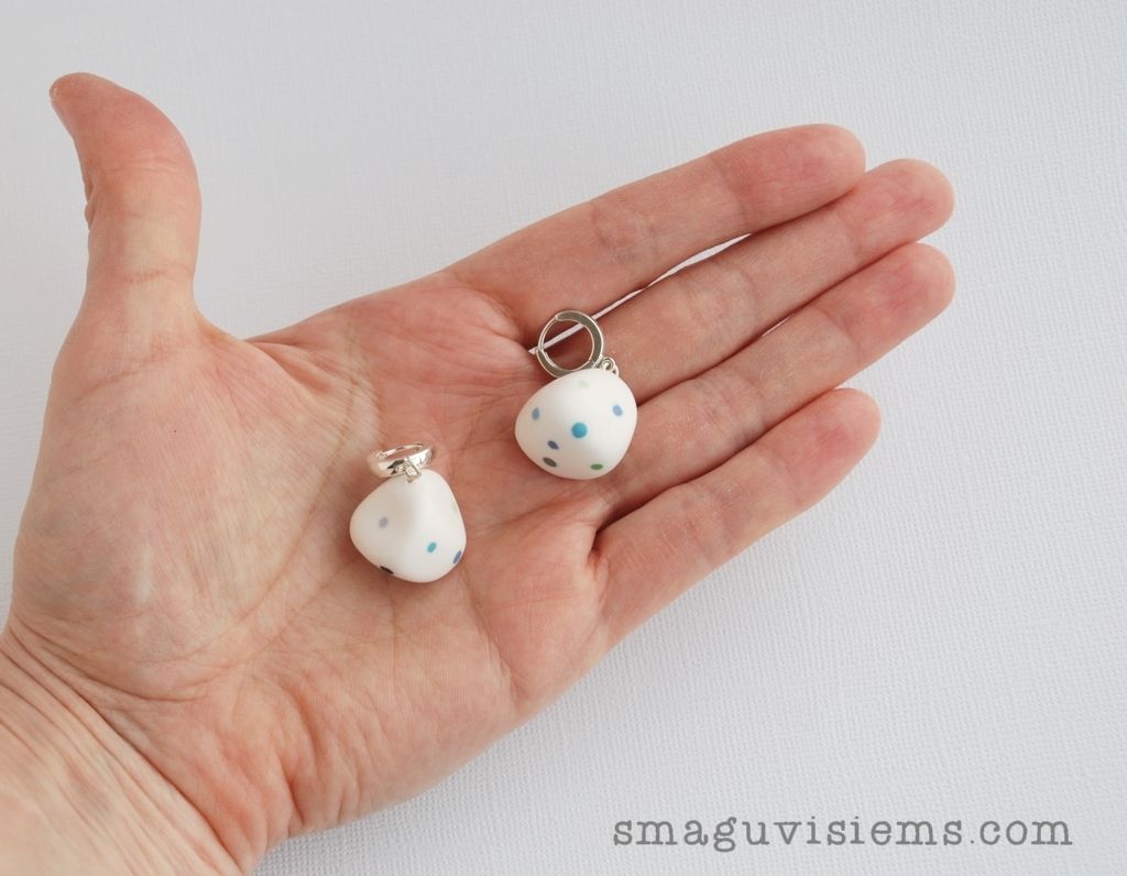 Rankų darbo švelnūs taškuoti auskarai akmenukai