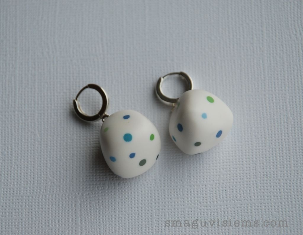 Rankų darbo švelnūs taškuoti auskarai akmenukai