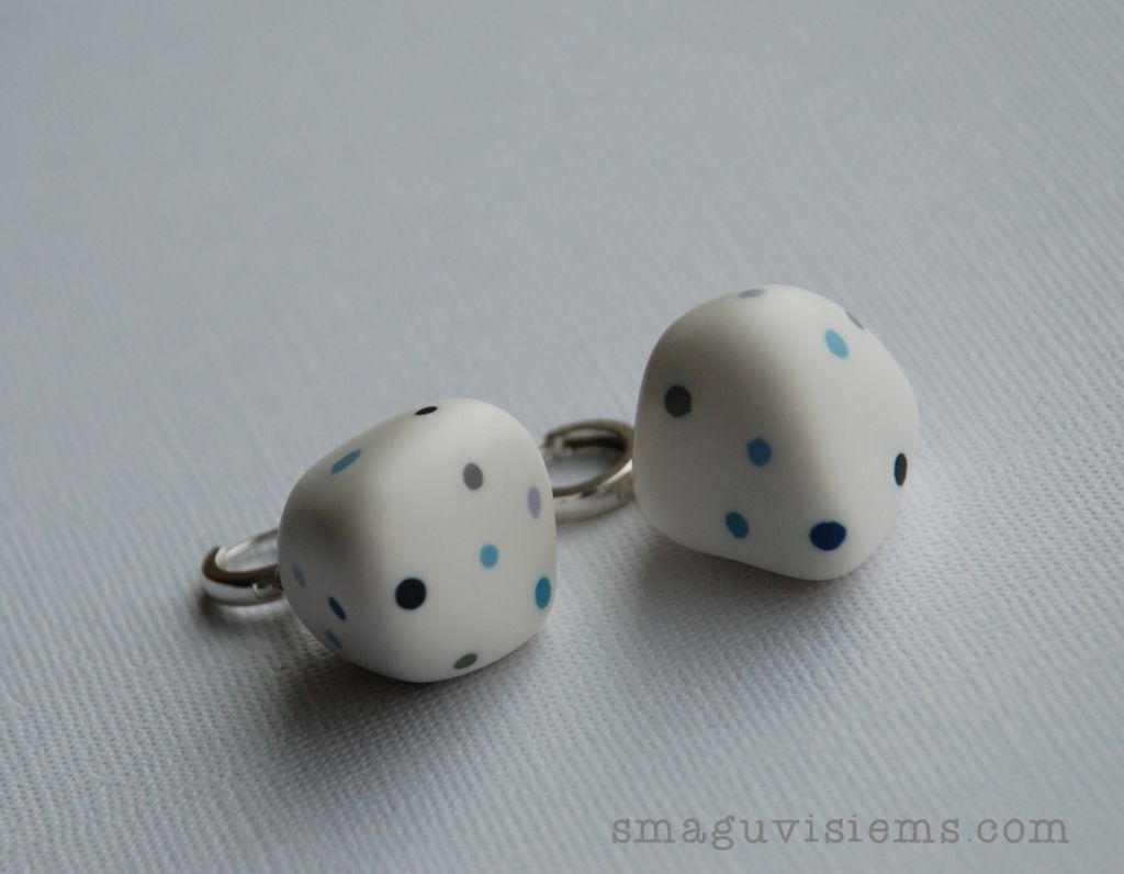 Rankų darbo švelnūs taškuoti auskarai akmenukai