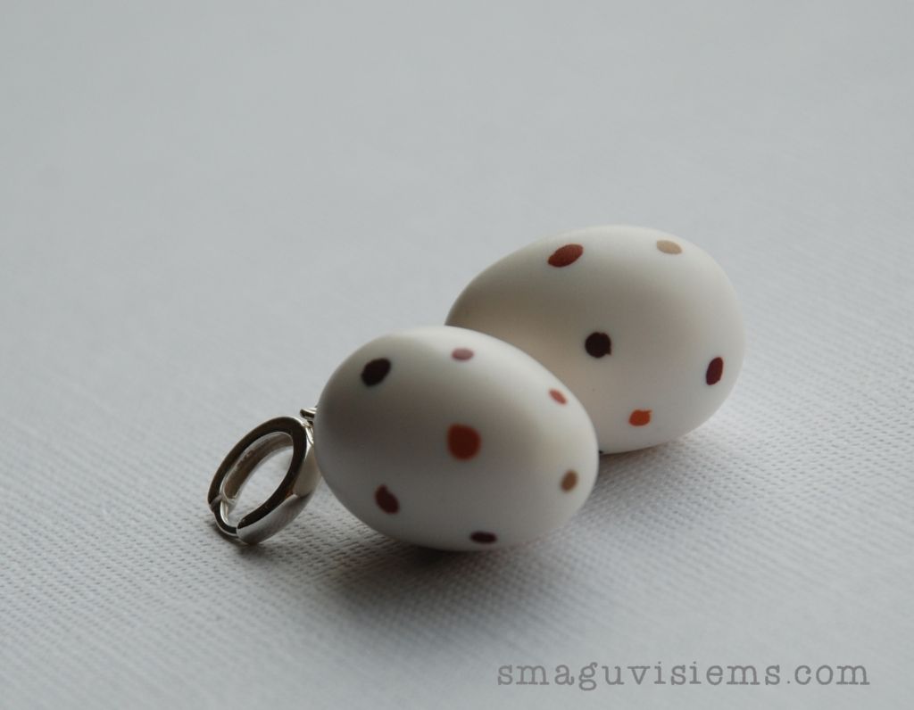 Rankų darbo švelnūs taškuoti auskarai akmenukai