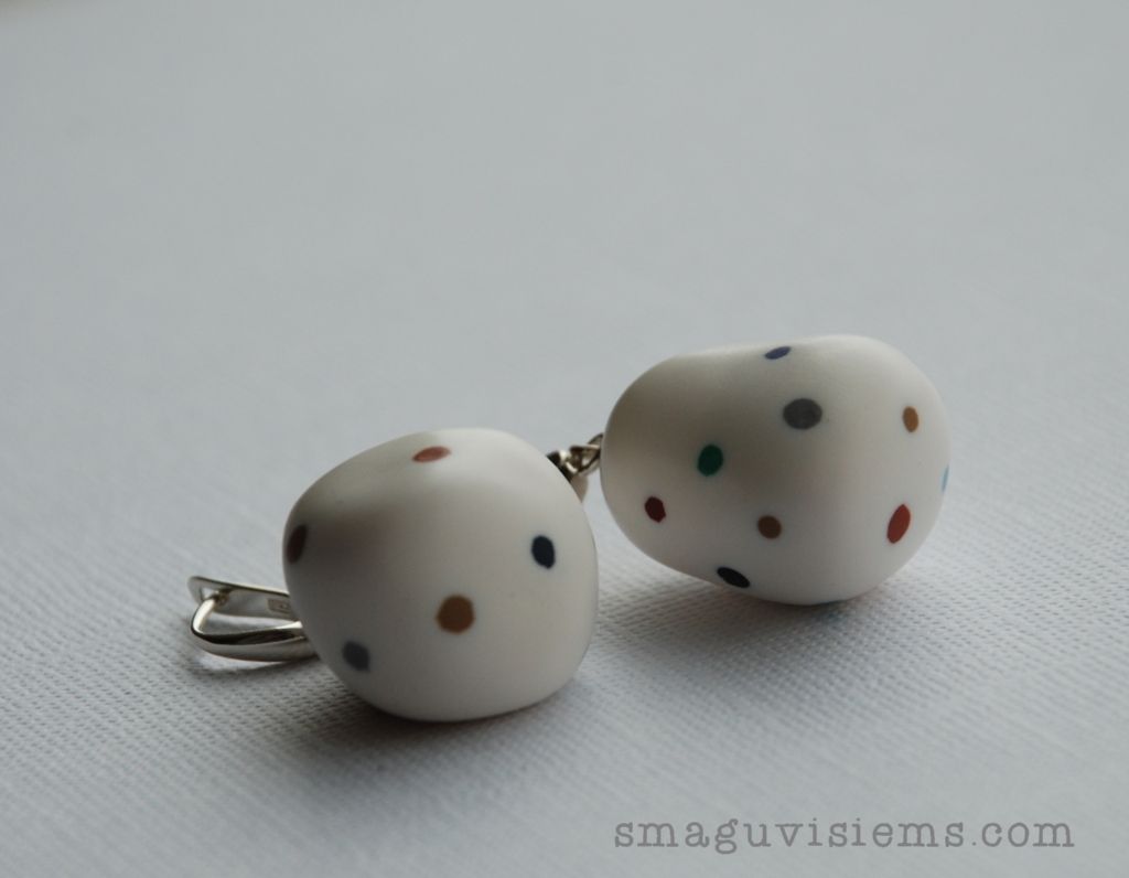 Rankų darbo švelnūs taškuoti auskarai akmenukai