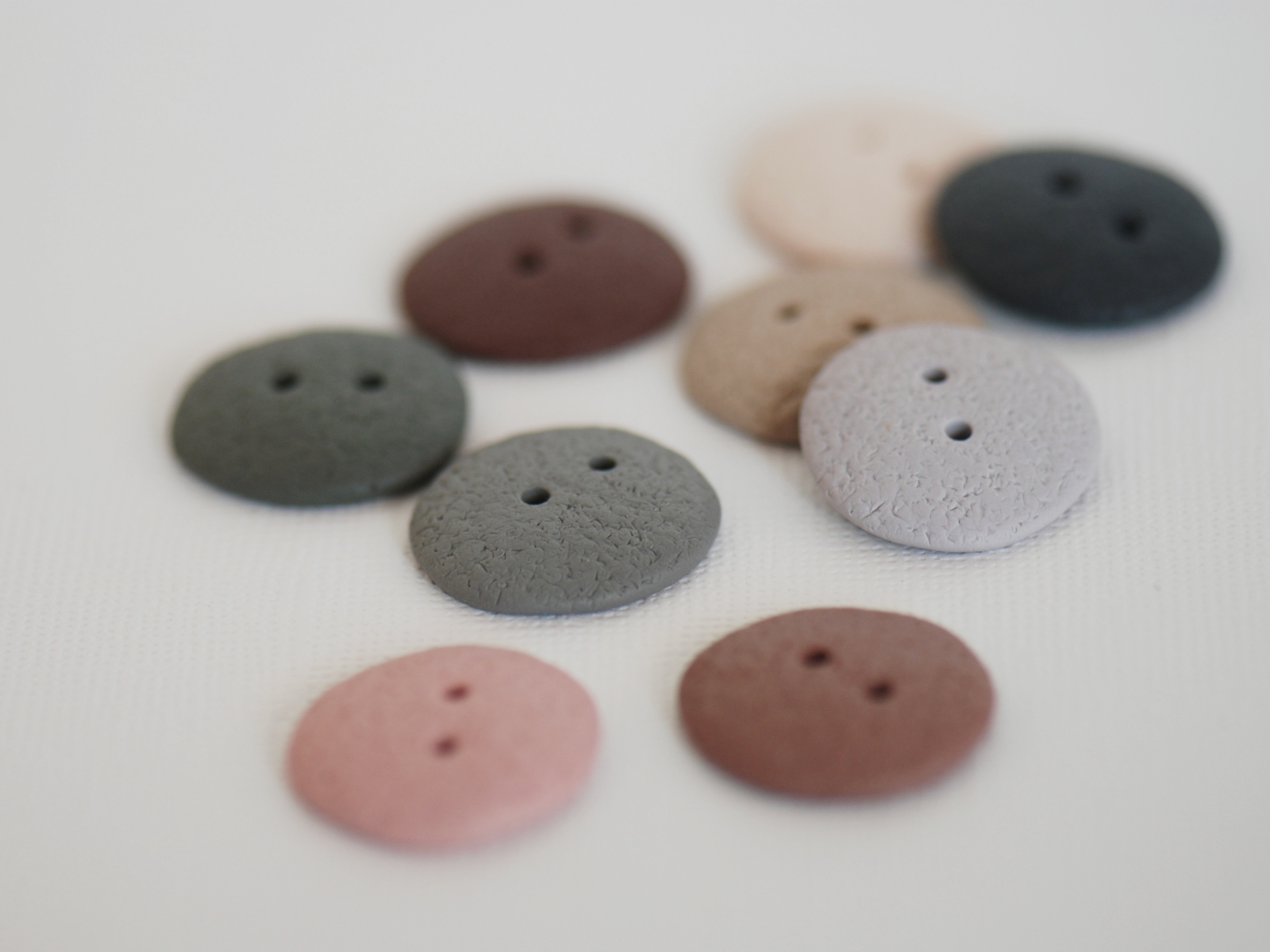 spalvotos rankų darbo sagos iš polimerinio molio