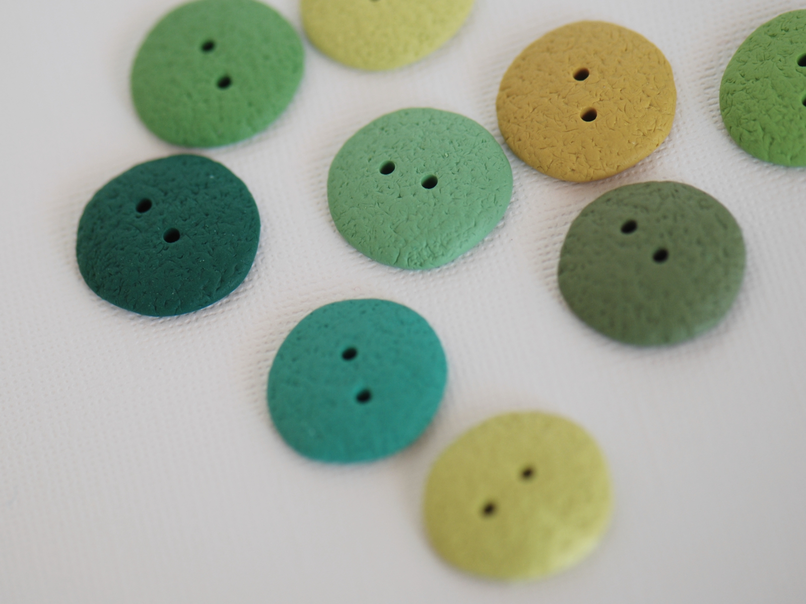 spalvotos rankų darbo sagos iš polimerinio molio