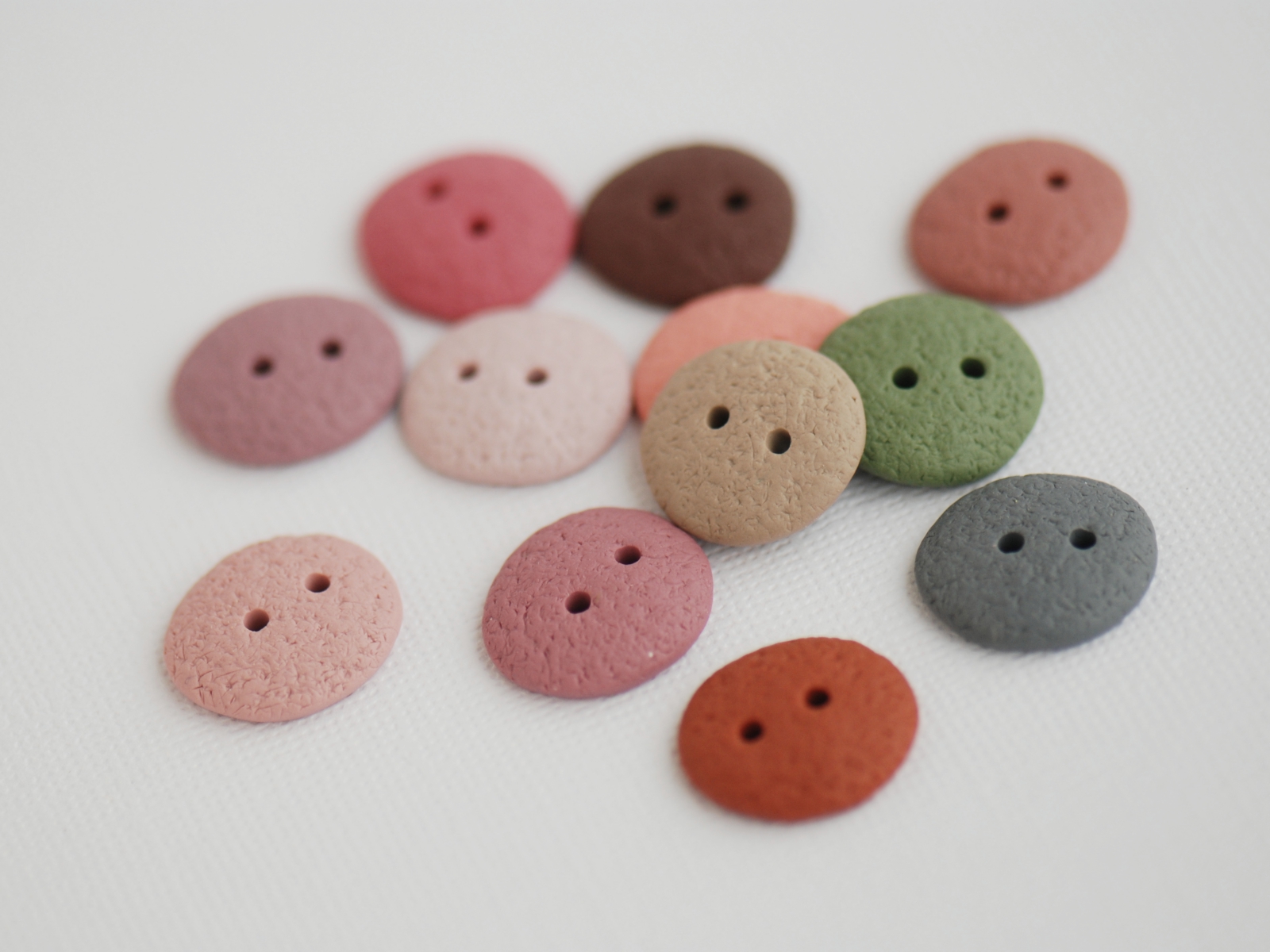 spalvotos rankų darbo sagos iš polimerinio molio