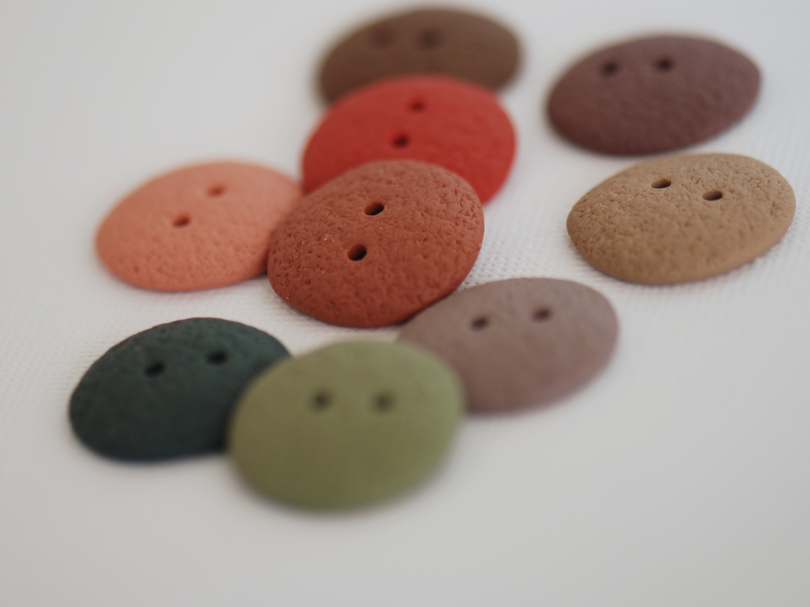 spalvotos rankų darbo sagos iš polimerinio molio