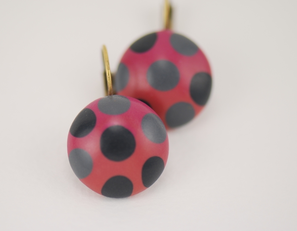 Rankų darbo spalvoti taškuoti auskarai