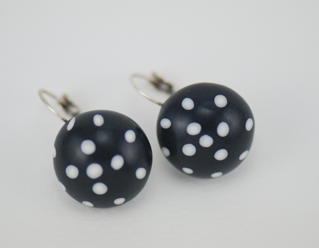 Rankų darbo spalvoti taškuoti auskarai