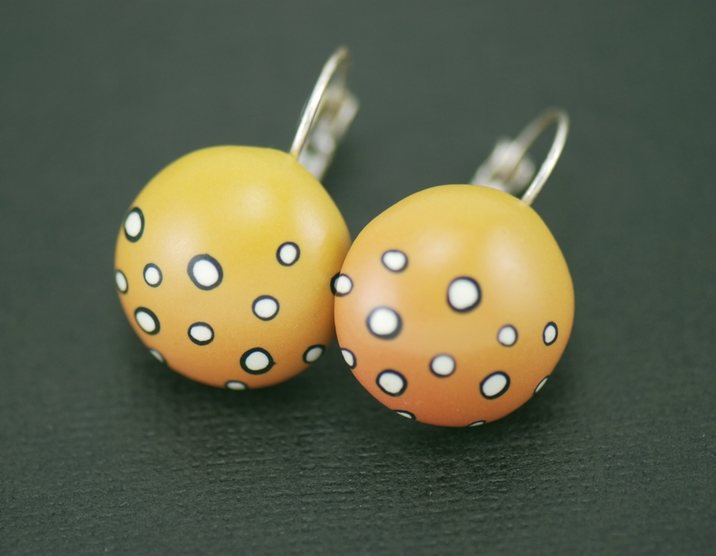 Rankų darbo spalvoti taškuoti auskarai