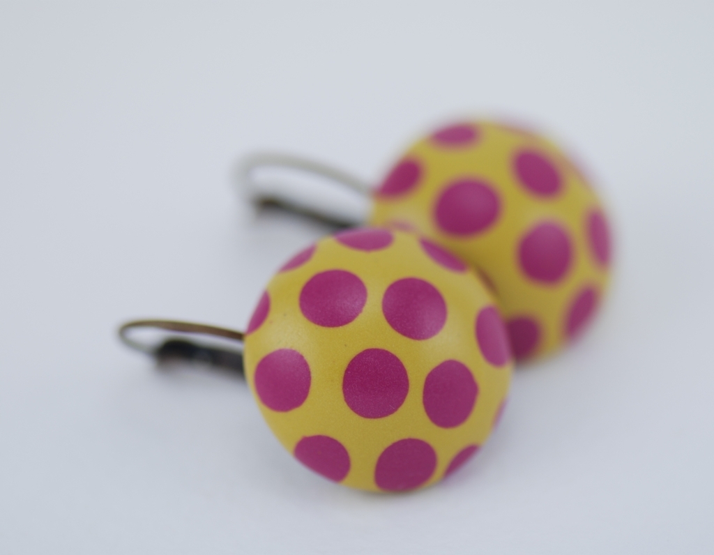 Rankų darbo spalvoti taškuoti auskarai