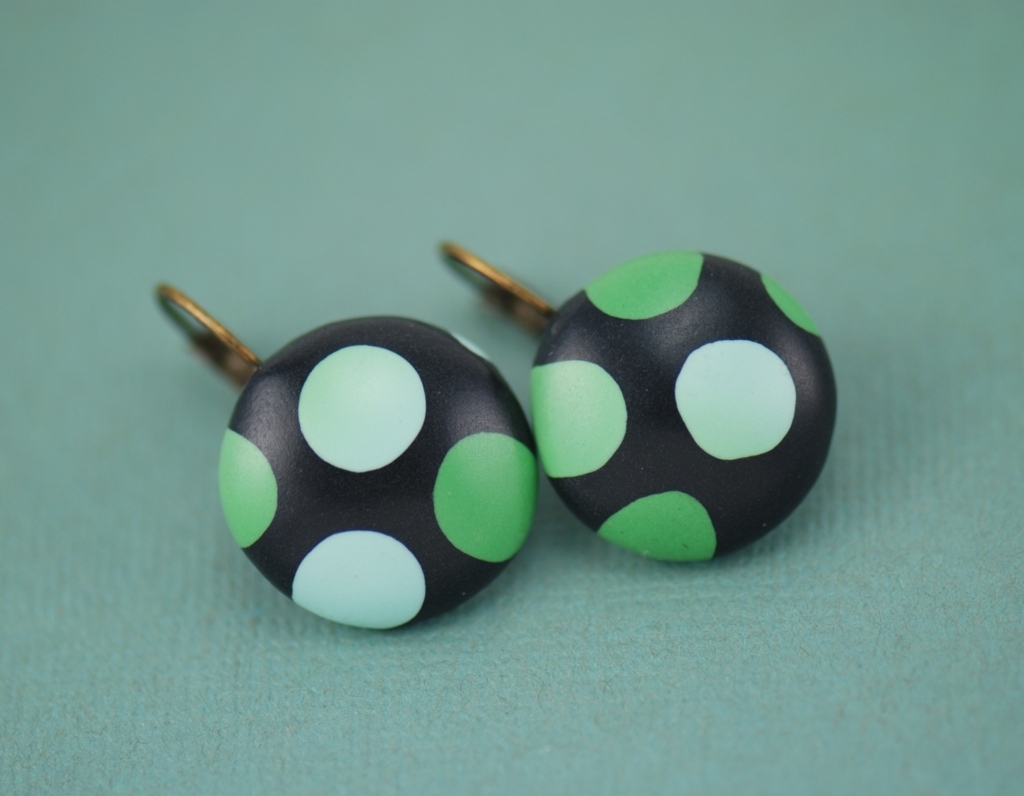 Rankų darbo spalvoti taškuoti auskarai