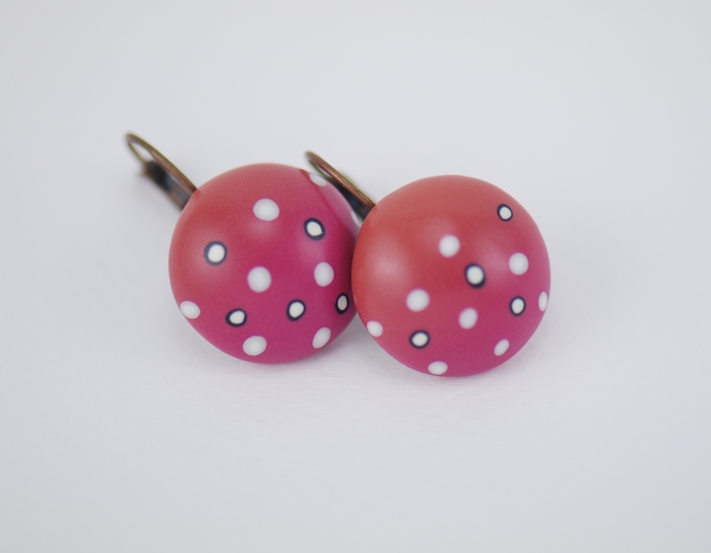 Rankų darbo spalvoti taškuoti auskarai