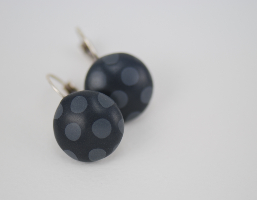 Rankų darbo spalvoti taškuoti auskarai