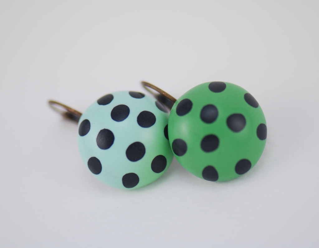 Rankų darbo spalvoti taškuoti auskarai