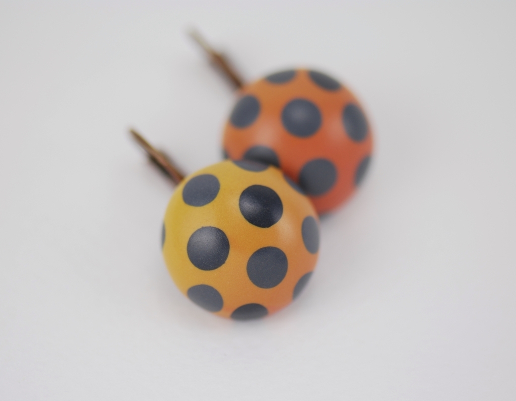 Rankų darbo spalvoti taškuoti auskarai