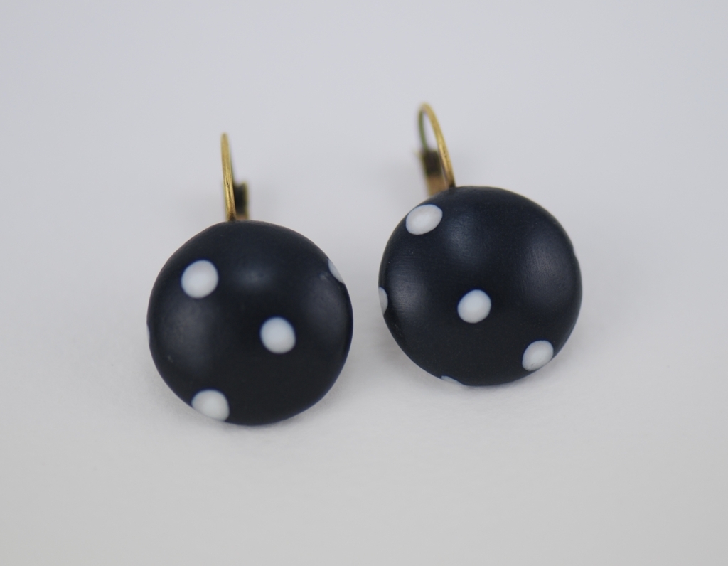 Rankų darbo spalvoti taškuoti auskarai