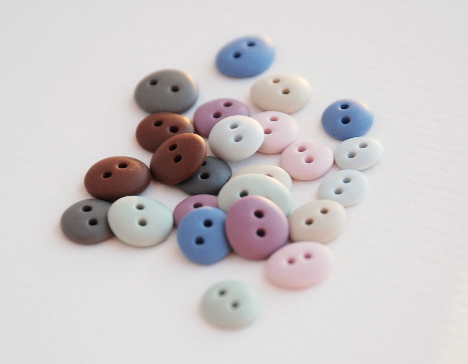 rankų darbo spalvingos sagos