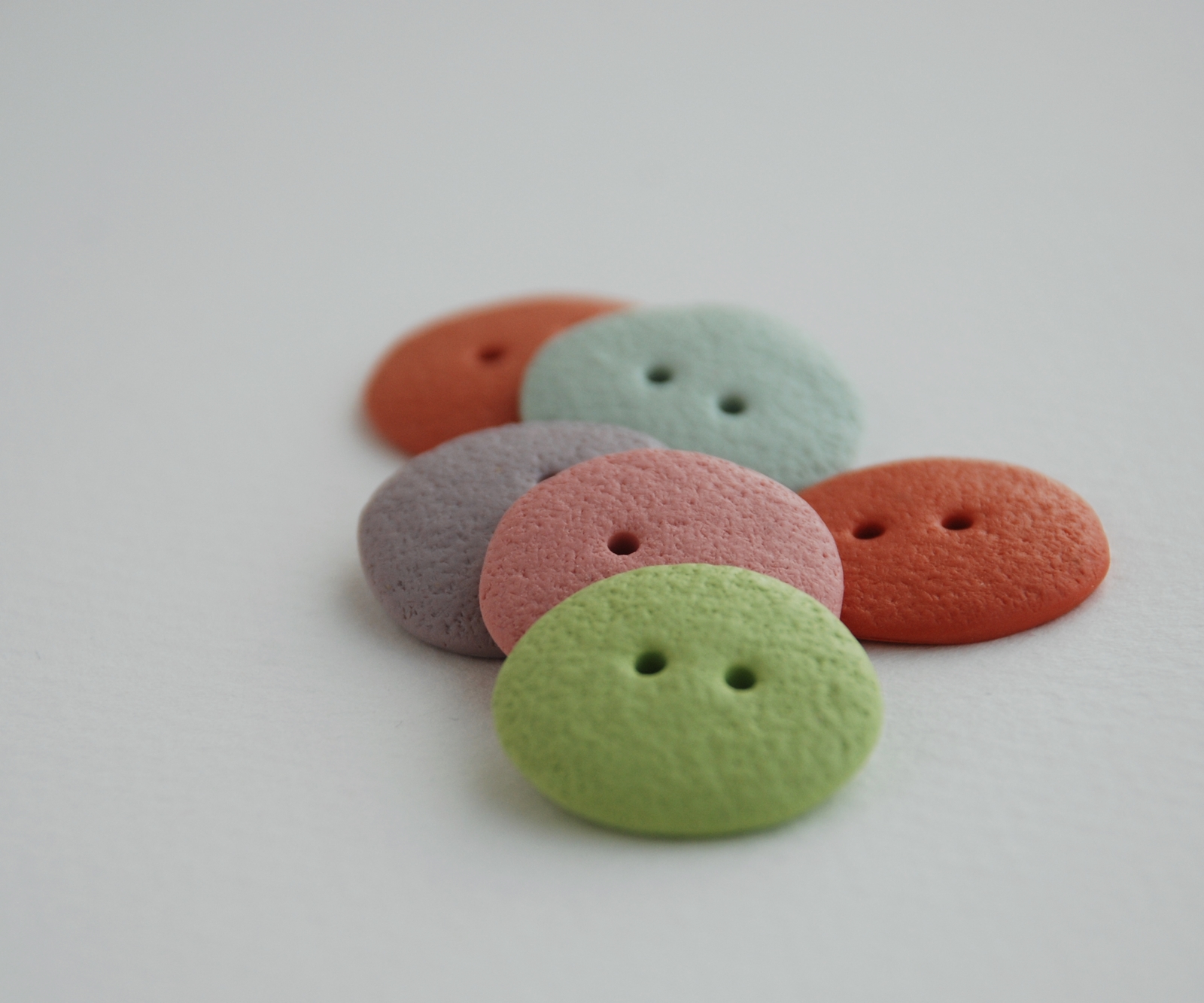 rankų darbo spalvingos sagos