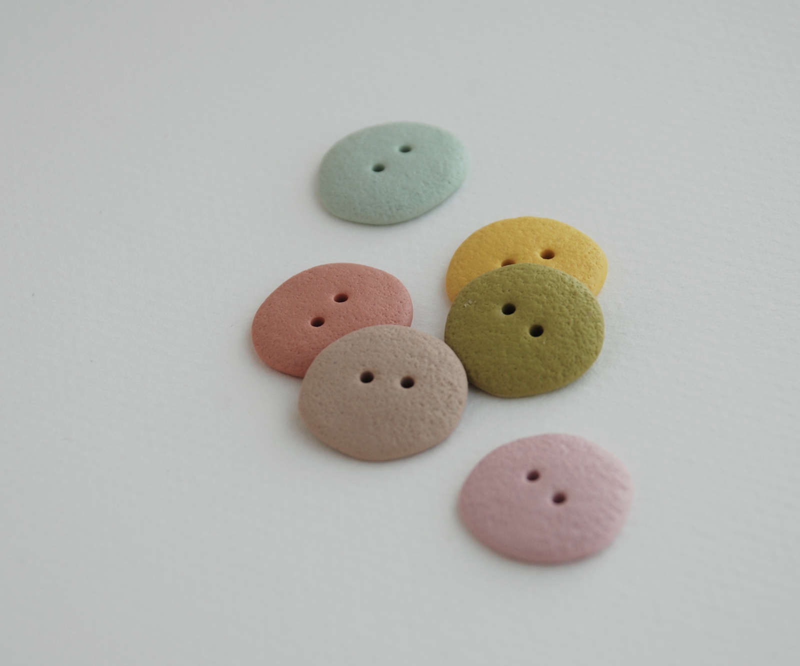 rankų darbo spalvingos sagos