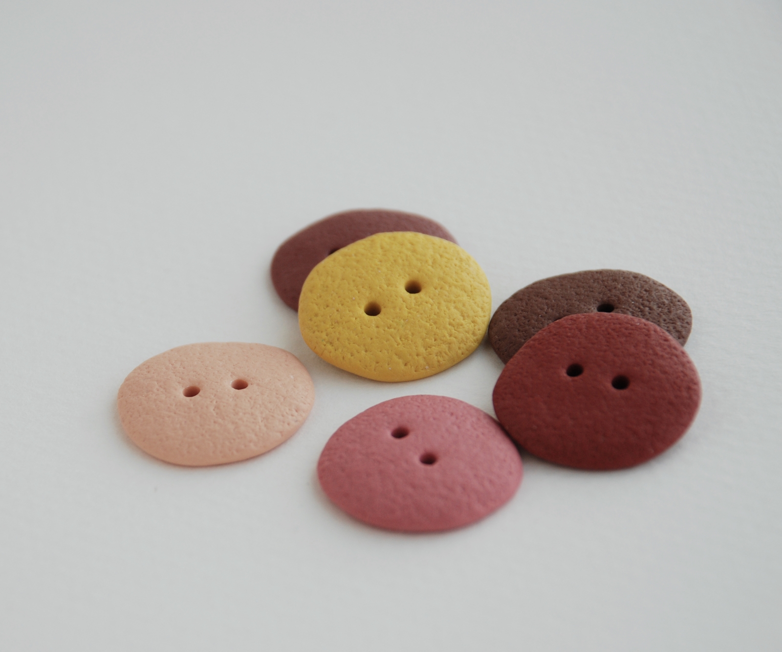 rankų darbo spalvingos sagos