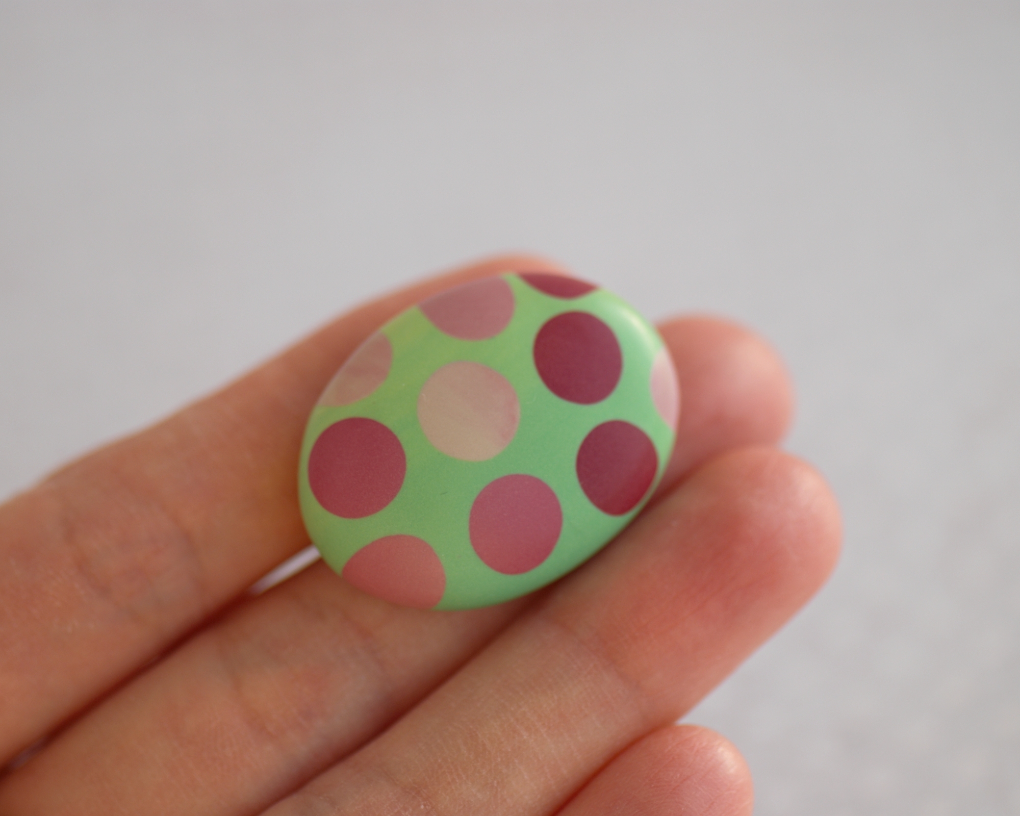 rankų darbo polimerinio molio spalvinga sagė su ornamentu