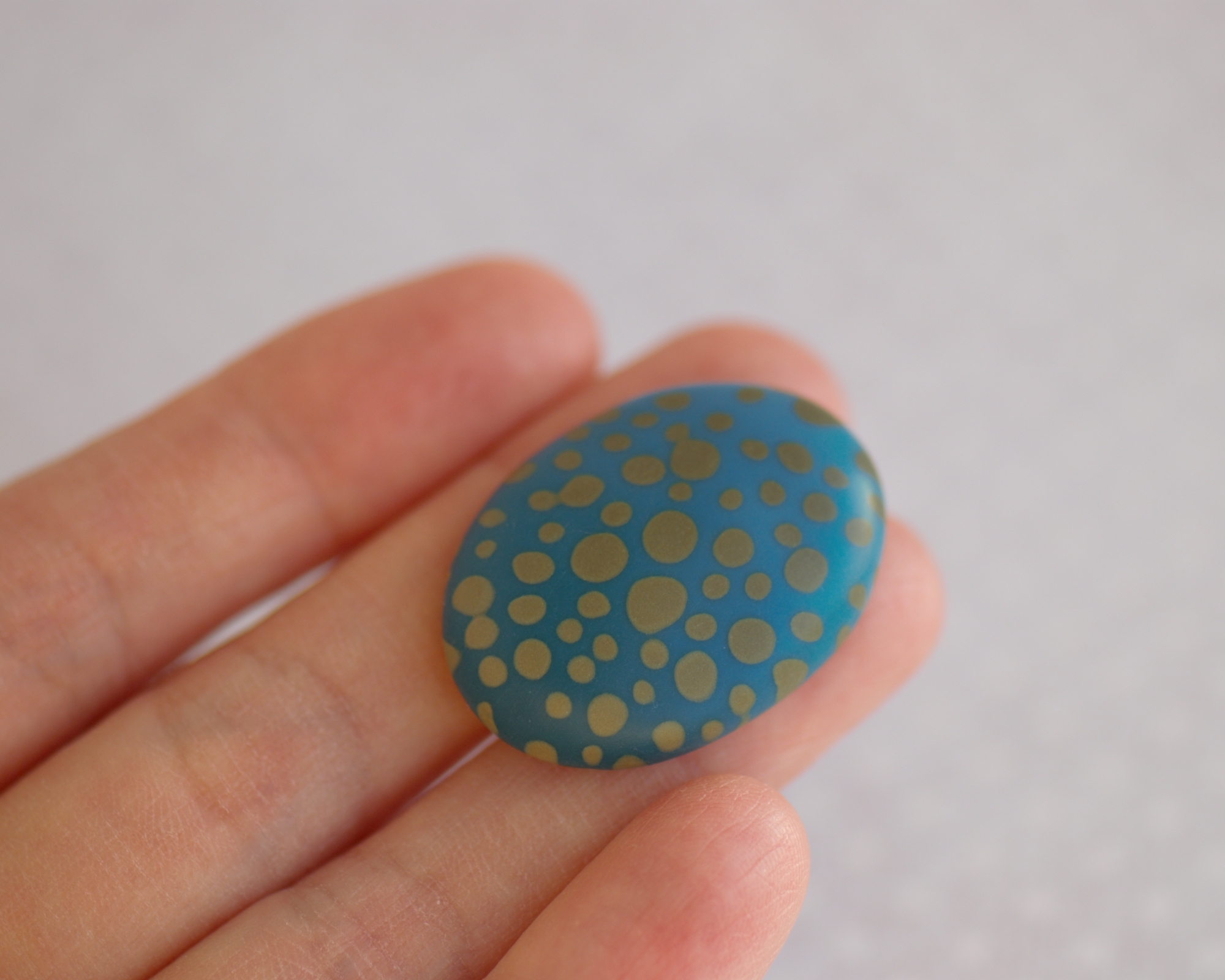 rankų darbo polimerinio molio spalvinga sagė su ornamentu