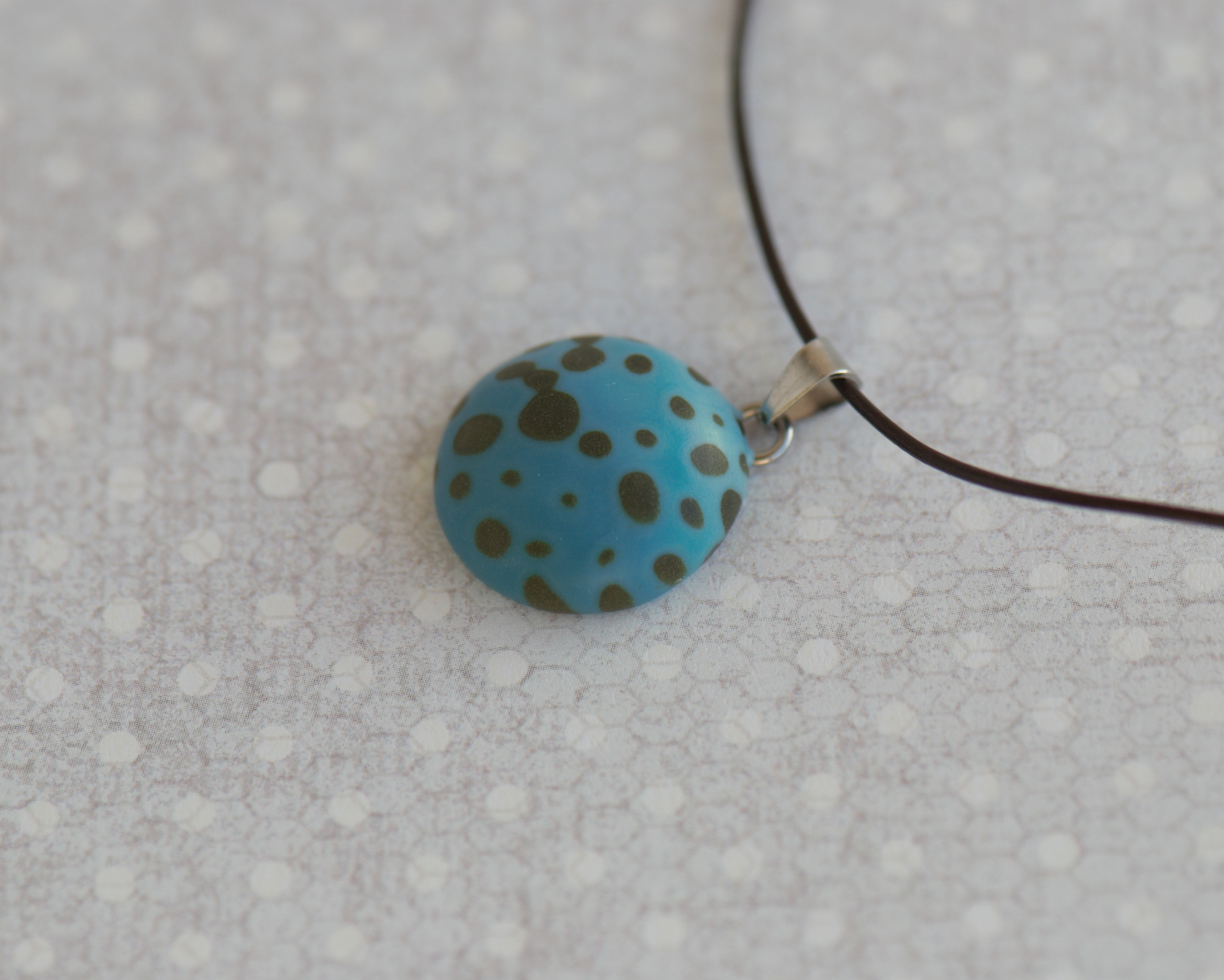 Spalvingas rankų darbo polimerinio molio pakabukas