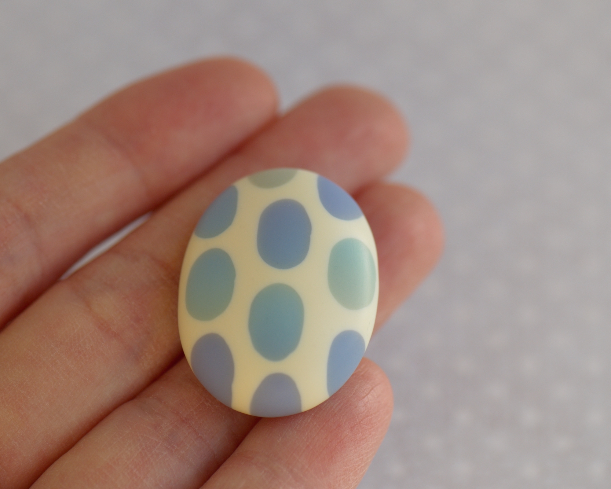 rankų darbo polimerinio molio spalvinga sagė su ornamentu