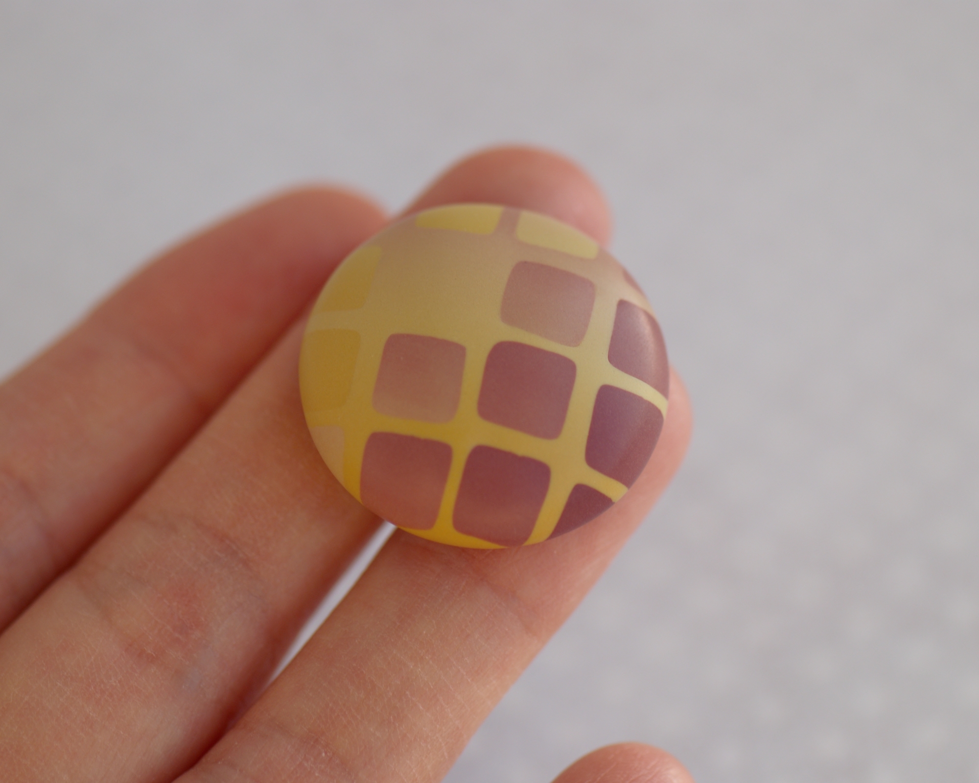 rankų darbo polimerinio molio spalvinga sagė su ornamentu