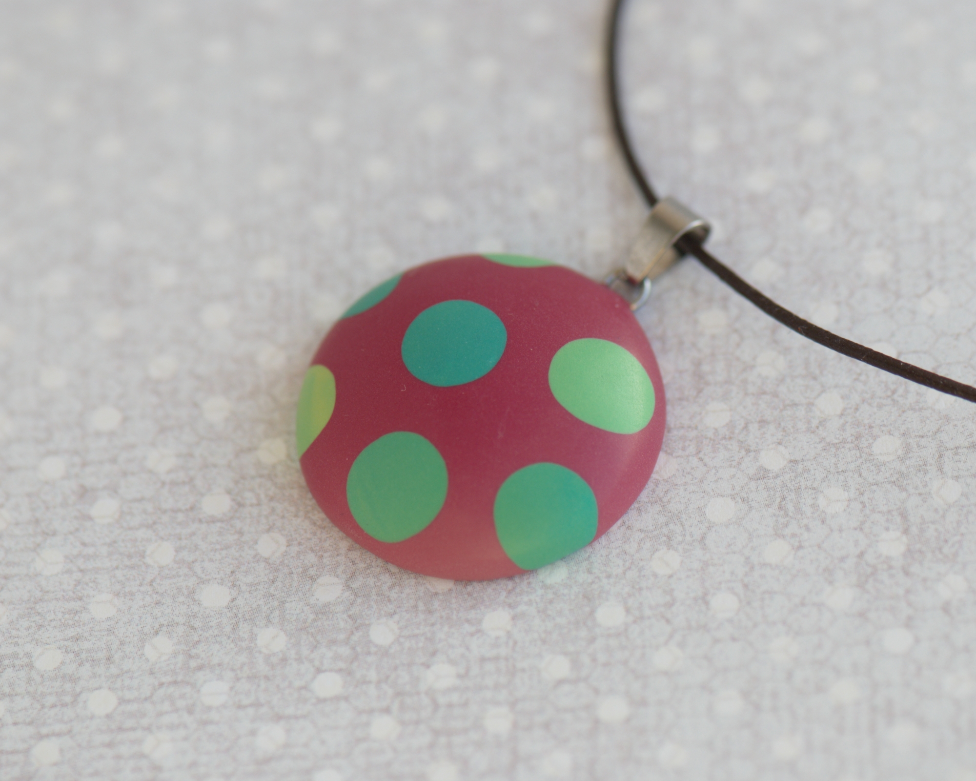 Spalvingas rankų darbo polimerinio molio pakabukas