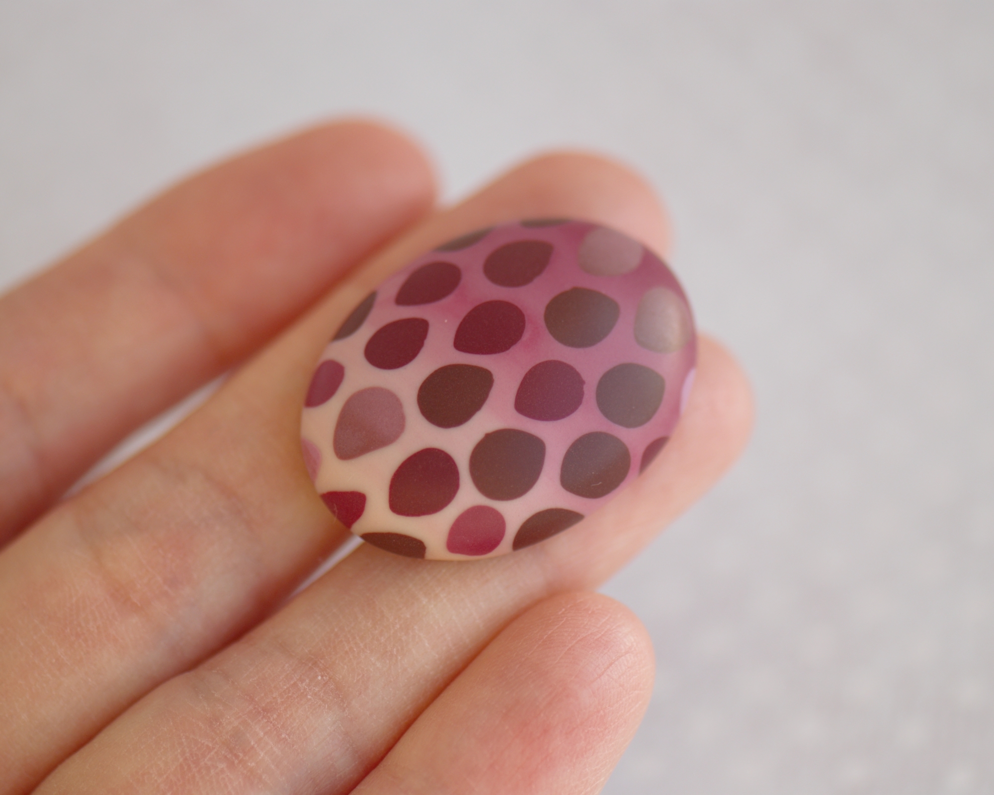 rankų darbo polimerinio molio spalvinga sagė su ornamentu