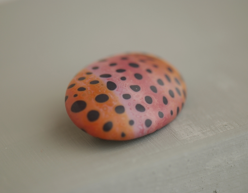 spalvota rankų darbo segė