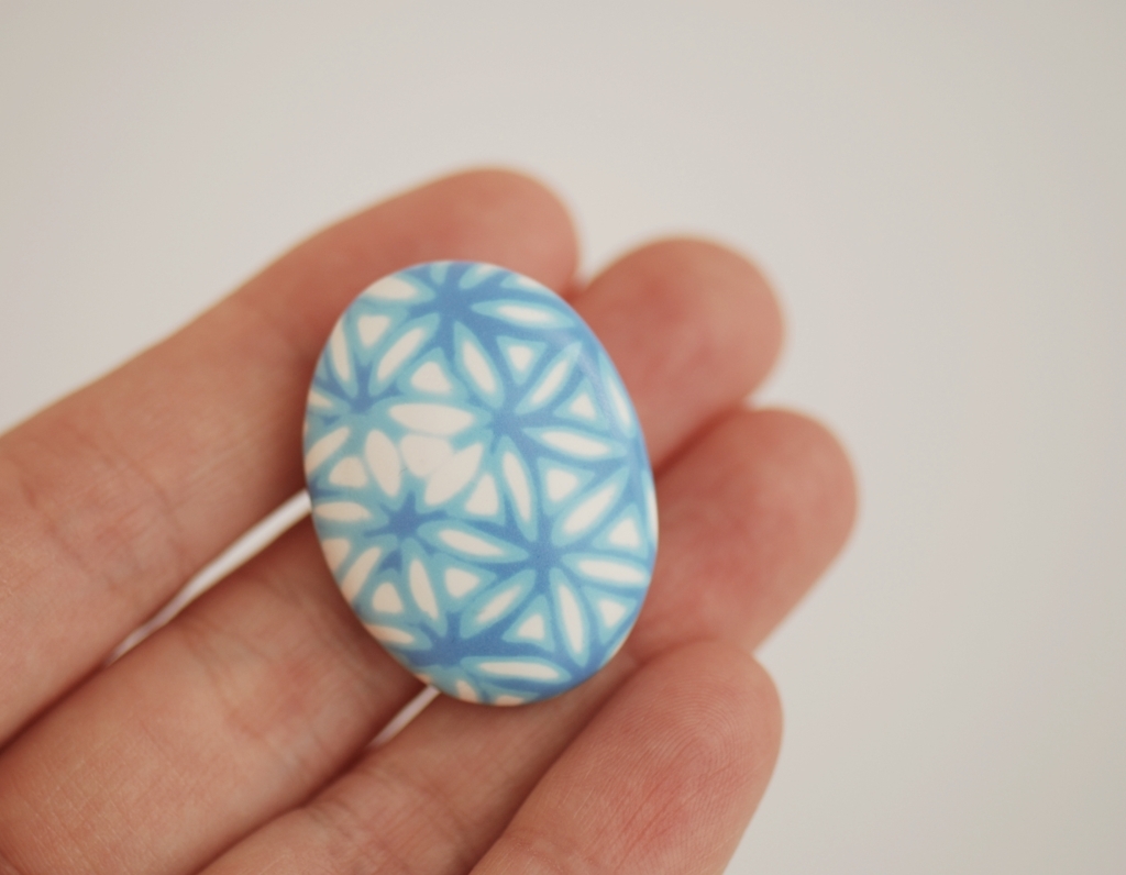 spalvota rankų darbo segė