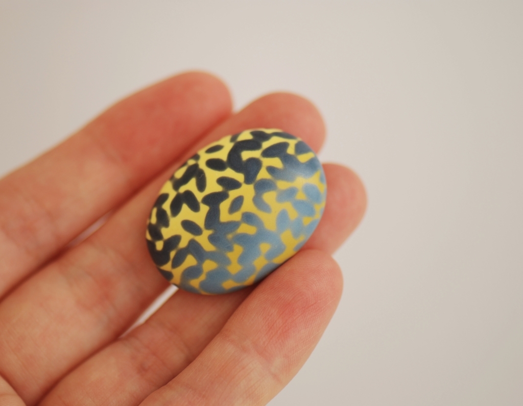 spalvota rankų darbo segė