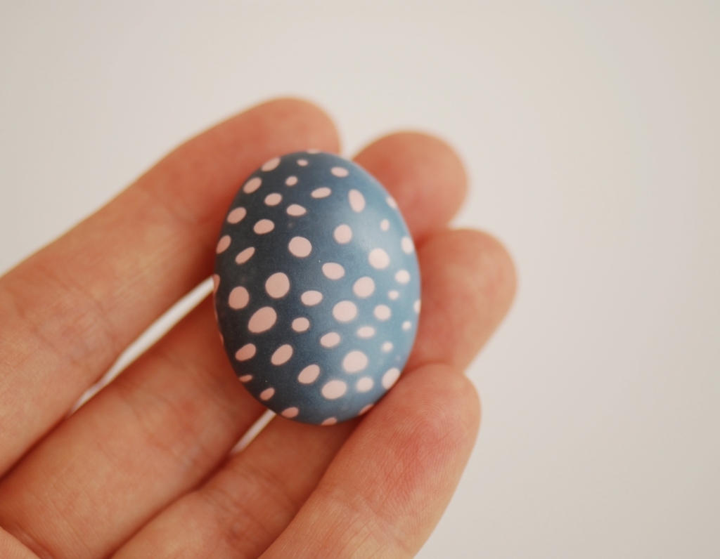 spalvota rankų darbo segė