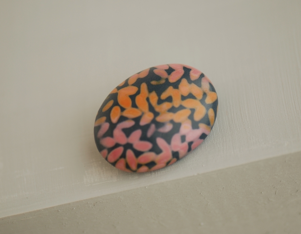 spalvota rankų darbo segė