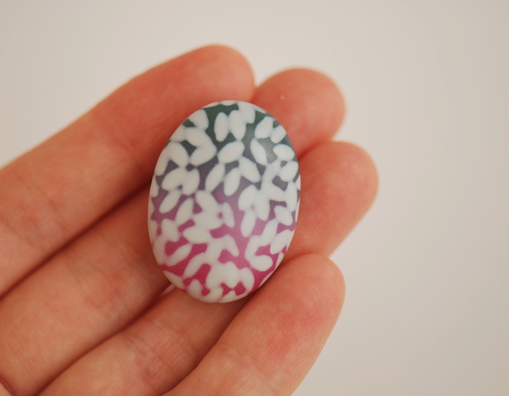 spalvota rankų darbo segė