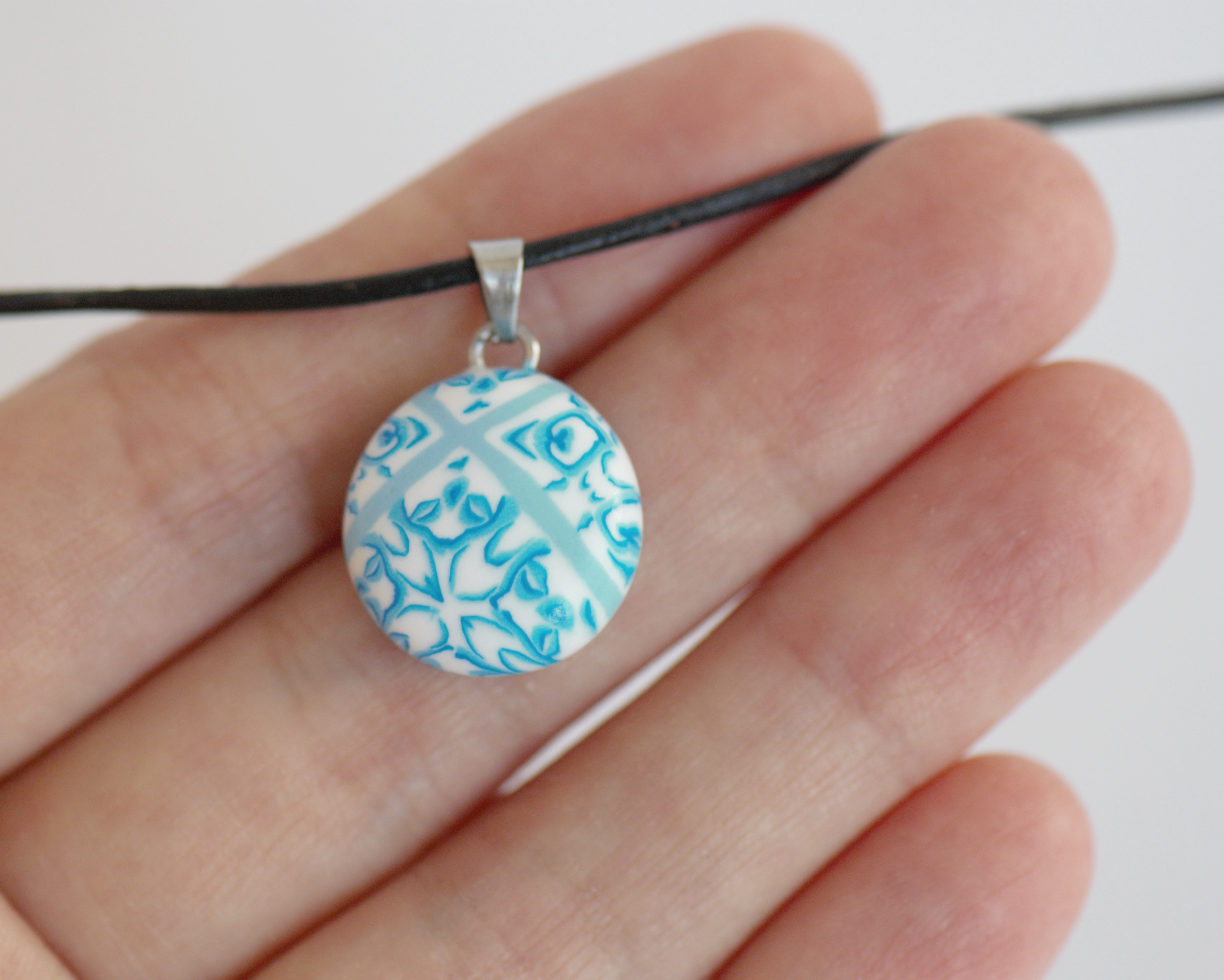 rankų darbo polimerinio molio pakabukas